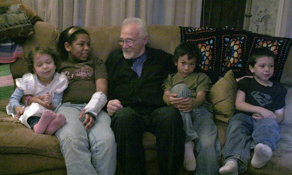 Anciano compartiendo con un grupo de niños. | Imagen: Flickr Anciano compartiendo con un grupo de niños. | Imagen: Flickr