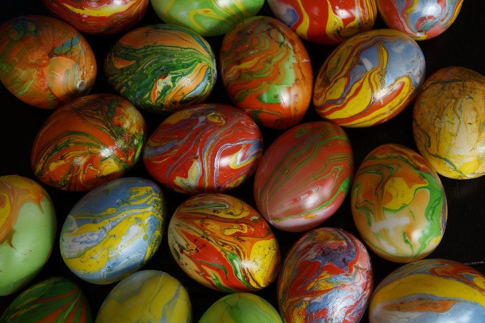 Huevos decorados con efecto marmoleado. | Imagen: Pixabay