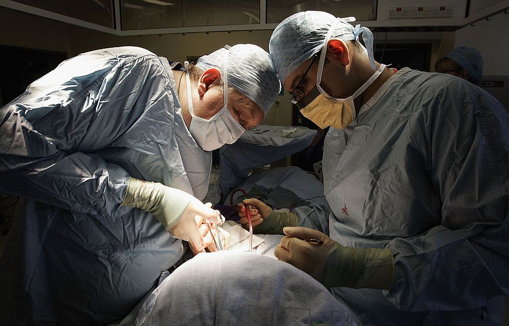 A Surgeon and his team conduct a live donor kidney transplant at The Queen Elizabeth Hospital Birmingham on June 9, 2006 | Photo: Getty Images