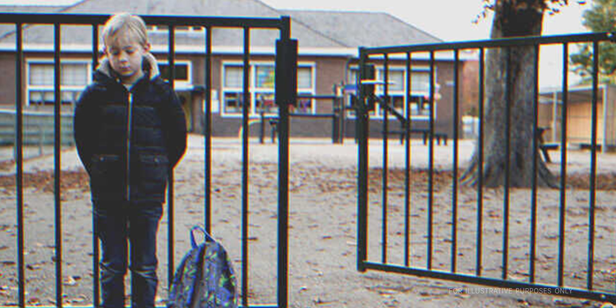 Ein Kind steht vor der Schule | Quelle: Shutterstock