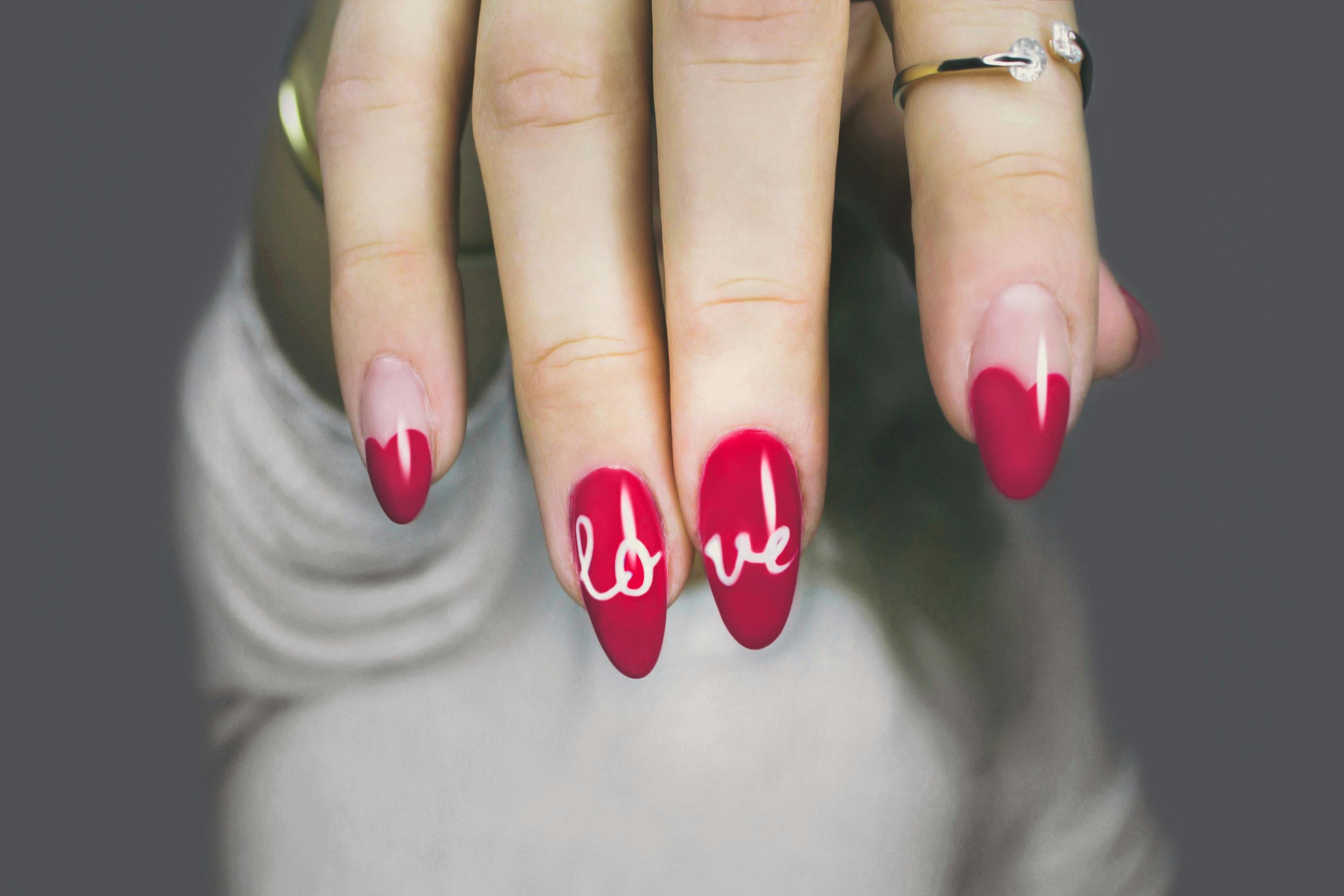 A close-up of a woman's manicured nails | Source: Pexels