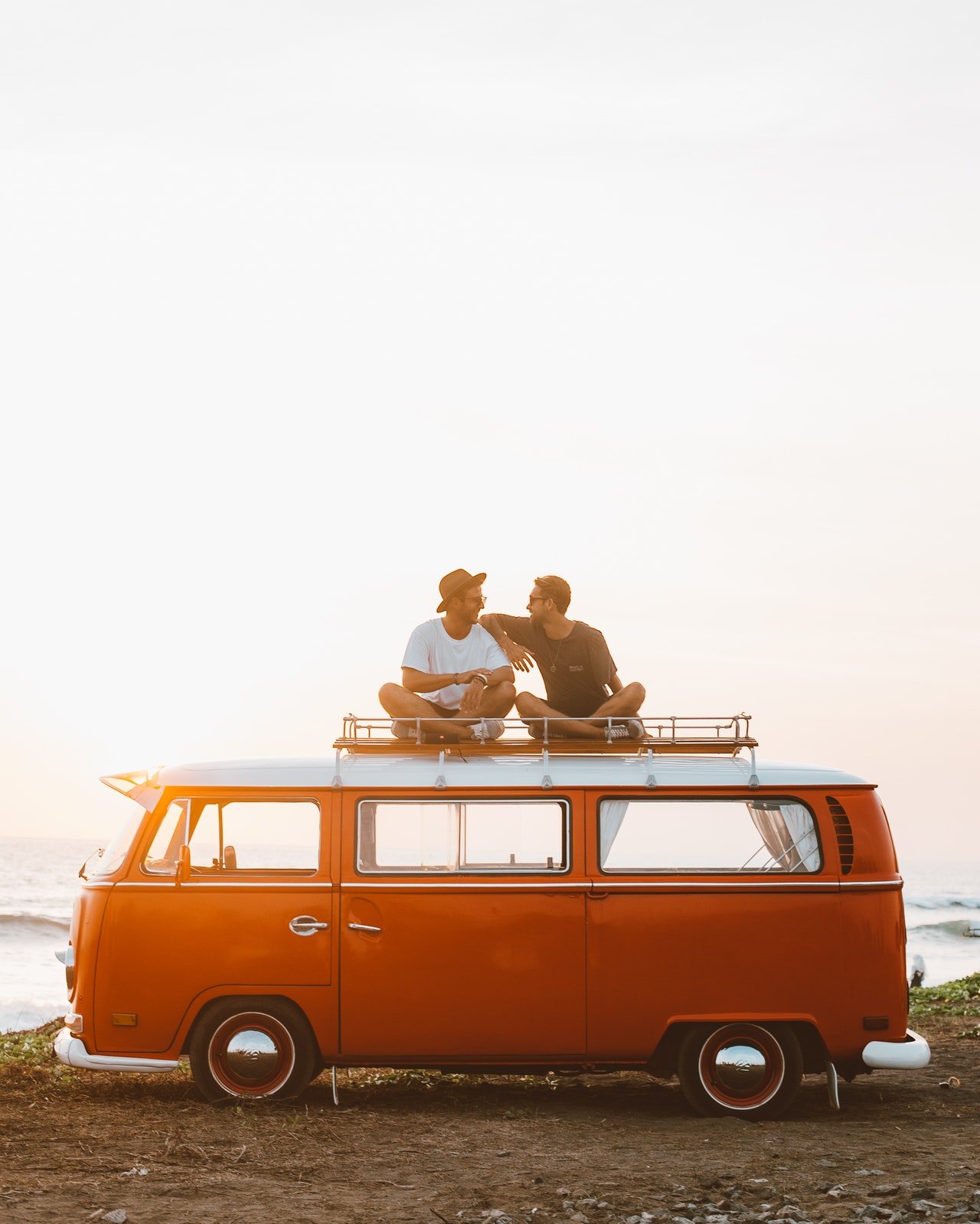 Photo of two men on a camp bus| Photo: Pexels