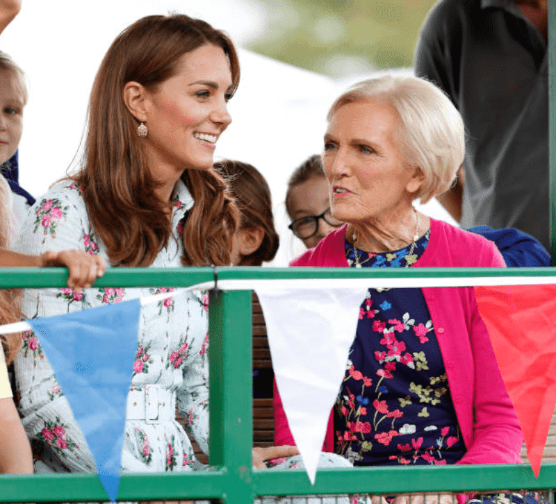 Kate Middleton et Mary Berry, assises dans un tracteur, à leur arrivée au festival "Back to Nature" au RHS Garden Wisley, le 10 septembre 2019, à Woking, Angleterre | Source: Max Mumby / Indigo / Getty Images