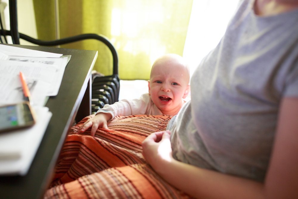 Niño buscando la atención de su madre. | Foto: Shutterstock