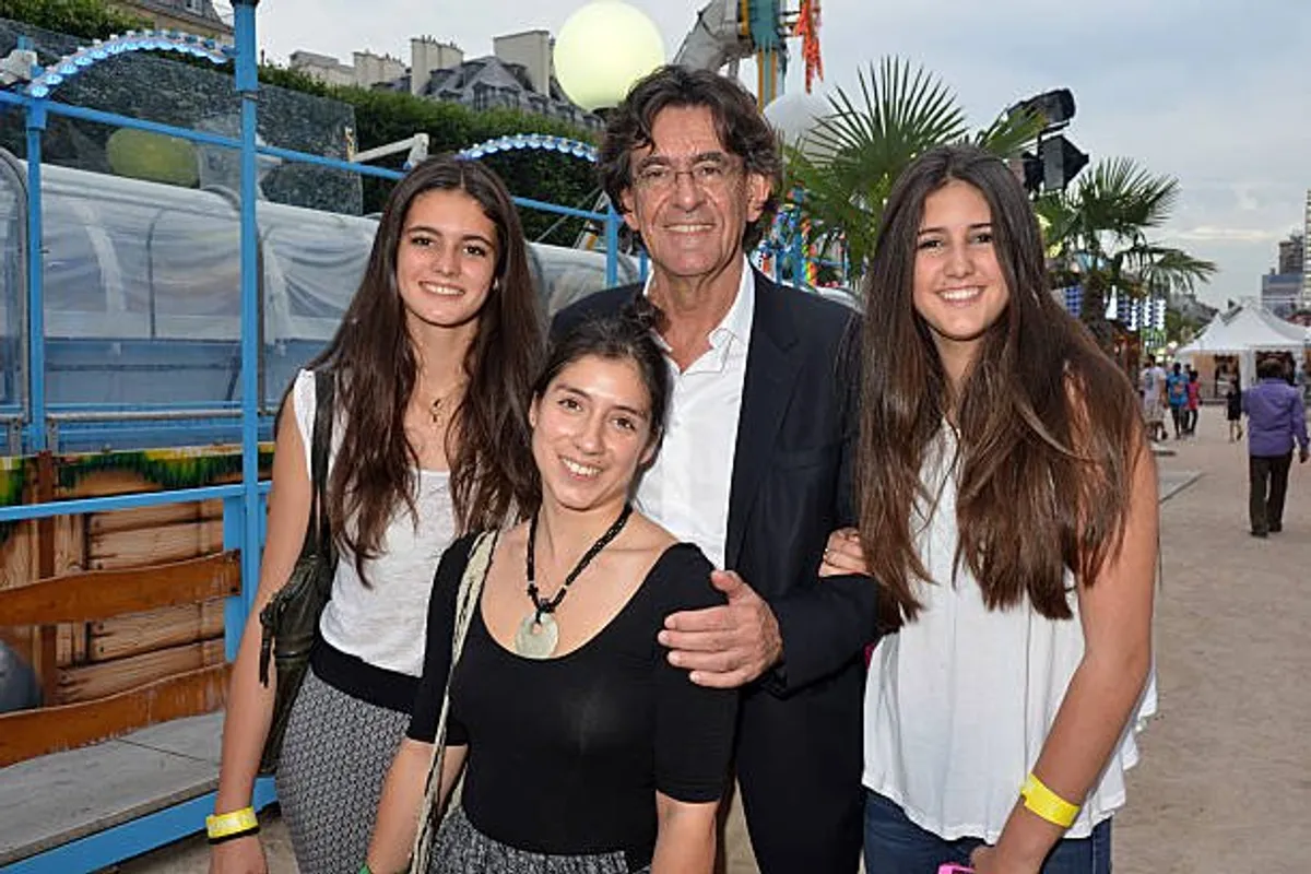 L'ancien ministre de l'Éducation nationale Luc Ferry et ses3 filles | Photo : Getty Images
