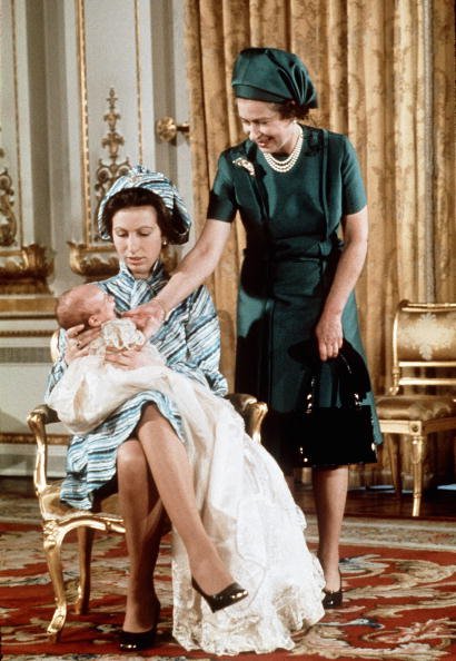 La reina Elizabeth II con la princesa Anne y su primer nieto, Peter Phillips, posan para una fotografía el 20 de noviembre de 1977 en Balmoral, Inglaterra. | Fuente: Getty Images La reina Elizabeth II con la princesa Anne y su primer nieto, Peter Phillips, posan para una fotografía el 20 de noviembre de 1977 en Balmoral, Inglaterra. | Fuente: Getty Images
