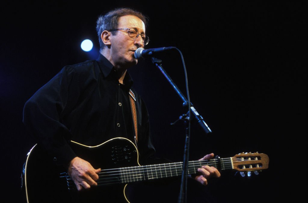 Le chanteur Idir en concert au festival du Printemps de Bourges en avril 2000, France. | Photo : Getty Images