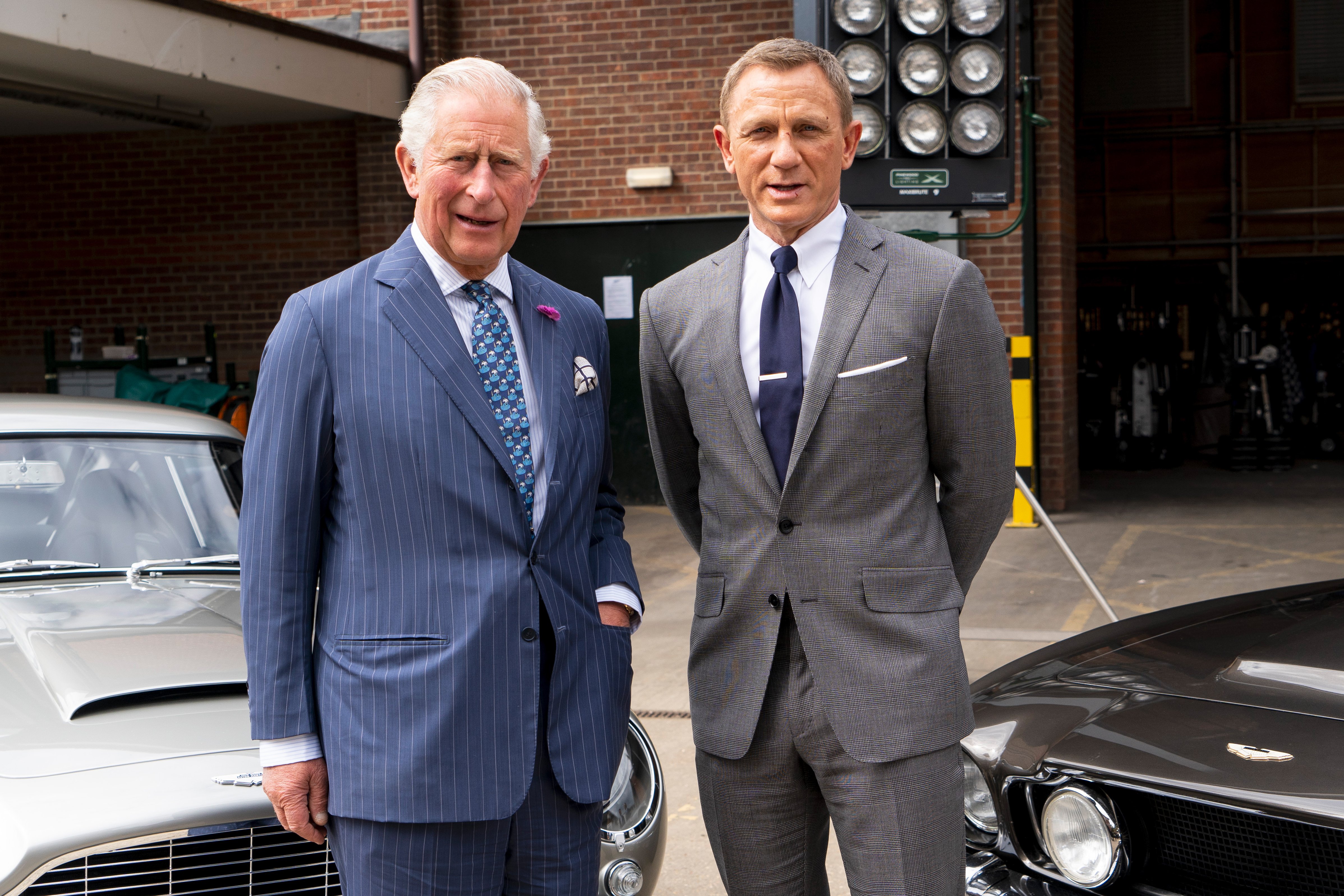 Prince Charles s'entretient avec Daniel Craig lors d'une visite du 25e film "James Bond" qui se déroule au Pinewood Studios le 20 juin 2019 | Photo : Getty Images Prince Charles s'entretient avec Daniel Craig lors d'une visite du 25e film "James Bond" qui se déroule au Pinewood Studios le 20 juin 2019 | Photo : Getty Images