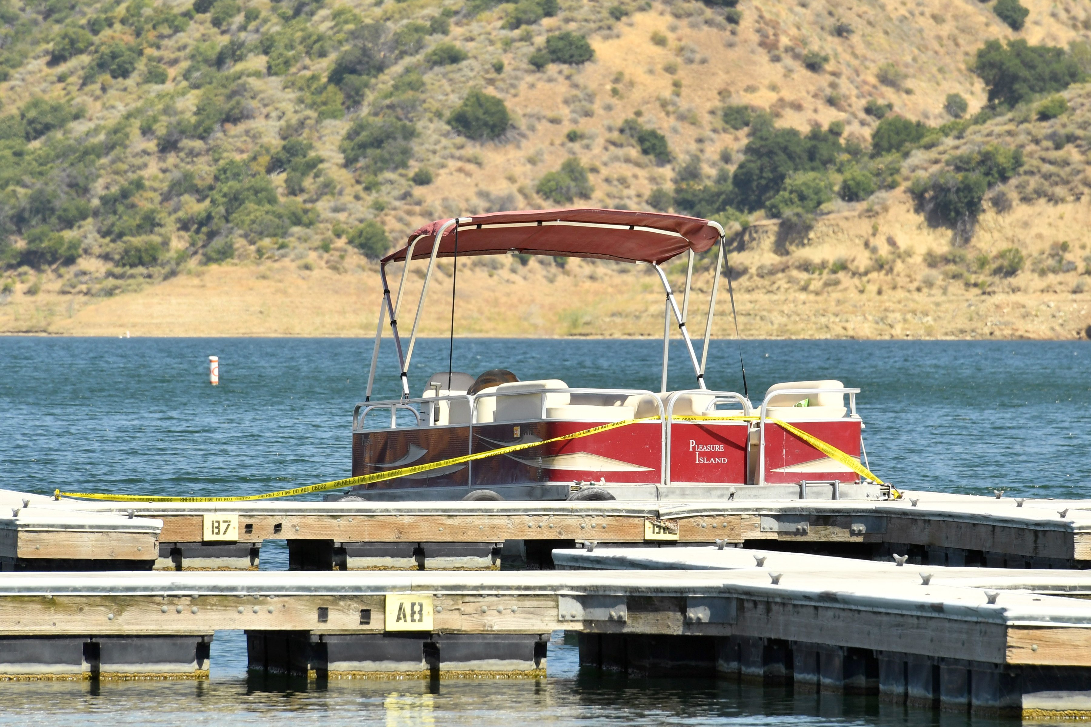 Am Piru-See, wo die Schauspielerin Naya Rivera in Piru, Kalifornien, als vermisst gemeldet wurde, liegt ein Boot an und ist mit einem Polizeiband abgesichert. | Quelle: Getty Images