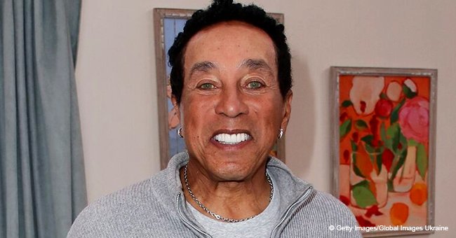 Smokey Robinson is surrounded by beauty next to daughter & granddaughter who look like him