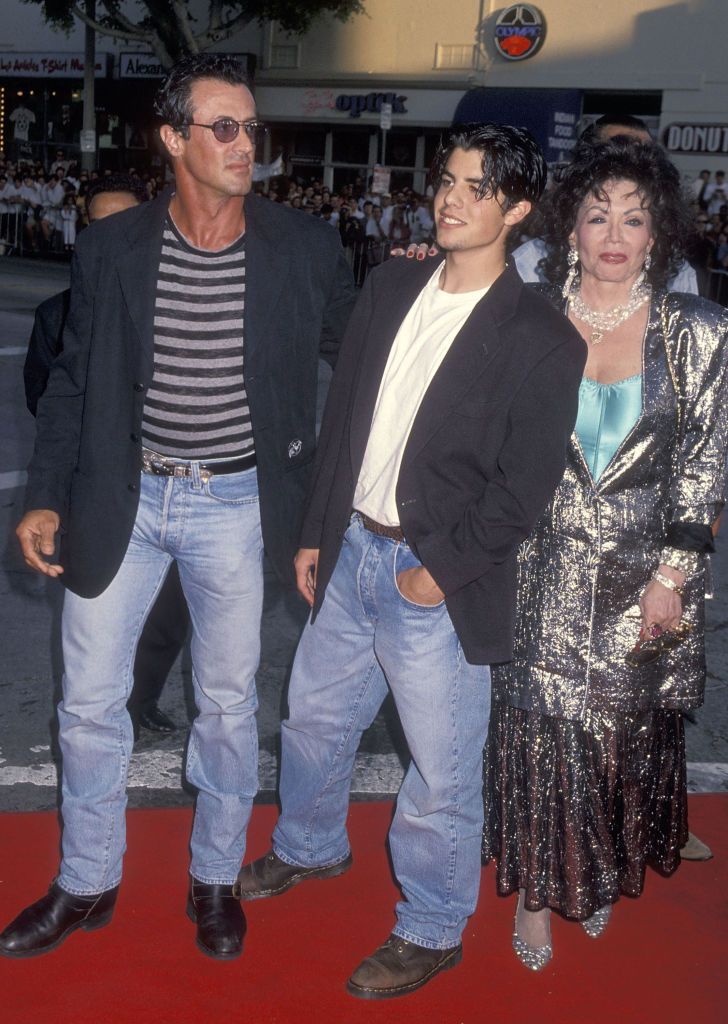 L'acteur Sylvester Stallone, son fils Sage Stallone et sa mère Jackie Stallone lors de la première de "True Lies" à Westwood le 12 juillet 1994. | Source : Getty Images
