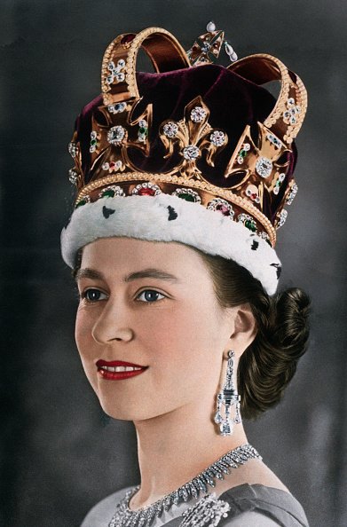 Un retrato de la joven Elizabeth II con la corona de los reyes y reinas de Inglaterra para su coronación en junio de 1953. | Foto: Getty Images 