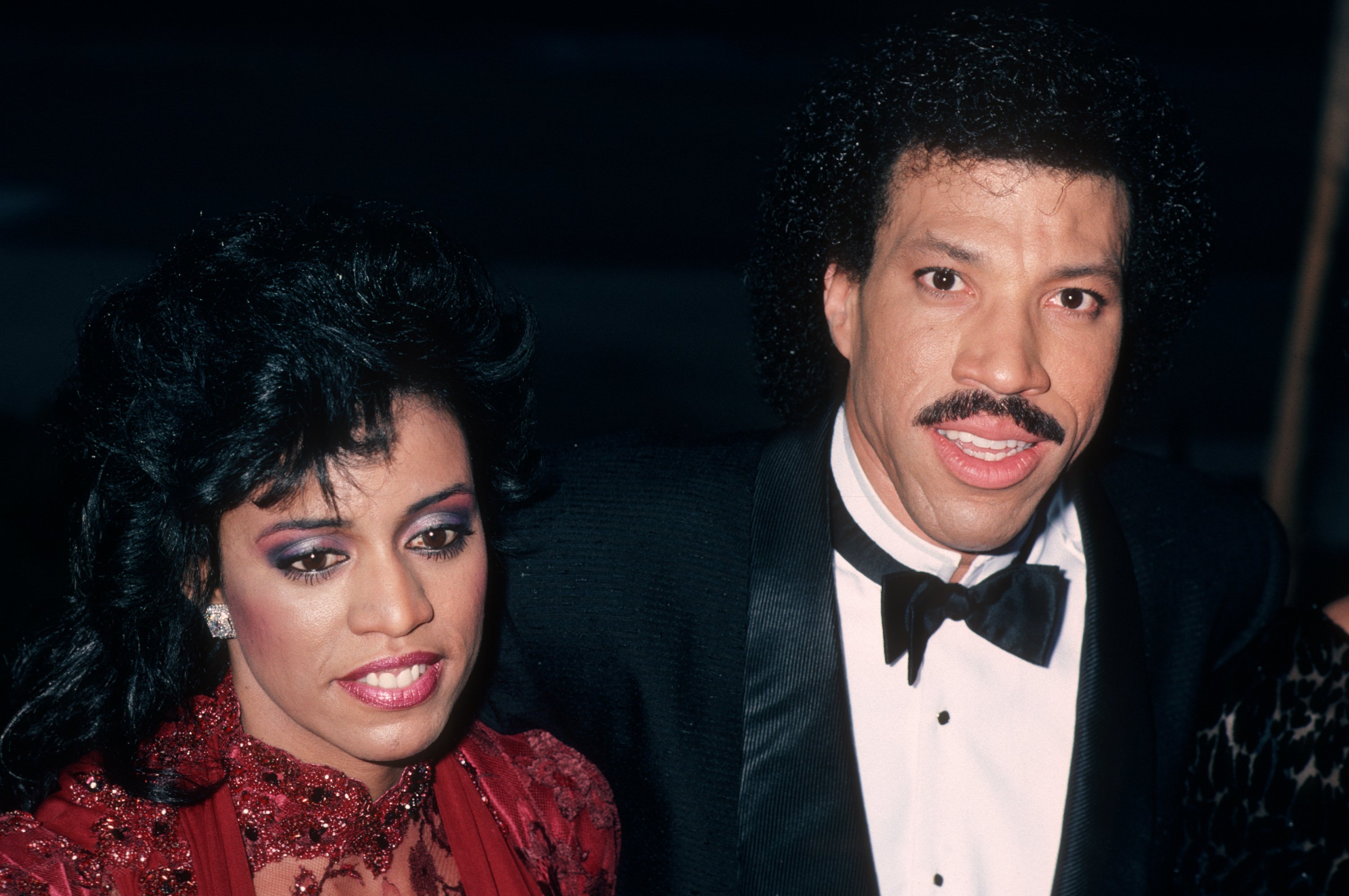 Musician Lionel Richie and Brenda Harvey during the 58th Annual Academy Awards on March 24, 1986 at the Dorothy Chandler Pavilion in Los Angeles, California. / Source: Getty Images