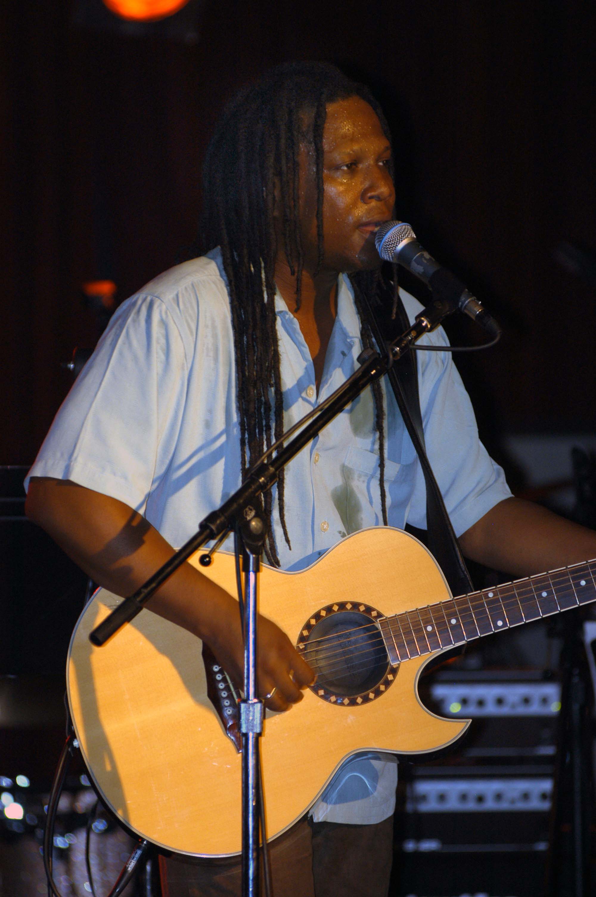 Teddy Richards performing onstage at B.B.Kings on June 25, 2004, in New York | Source: Getty Images