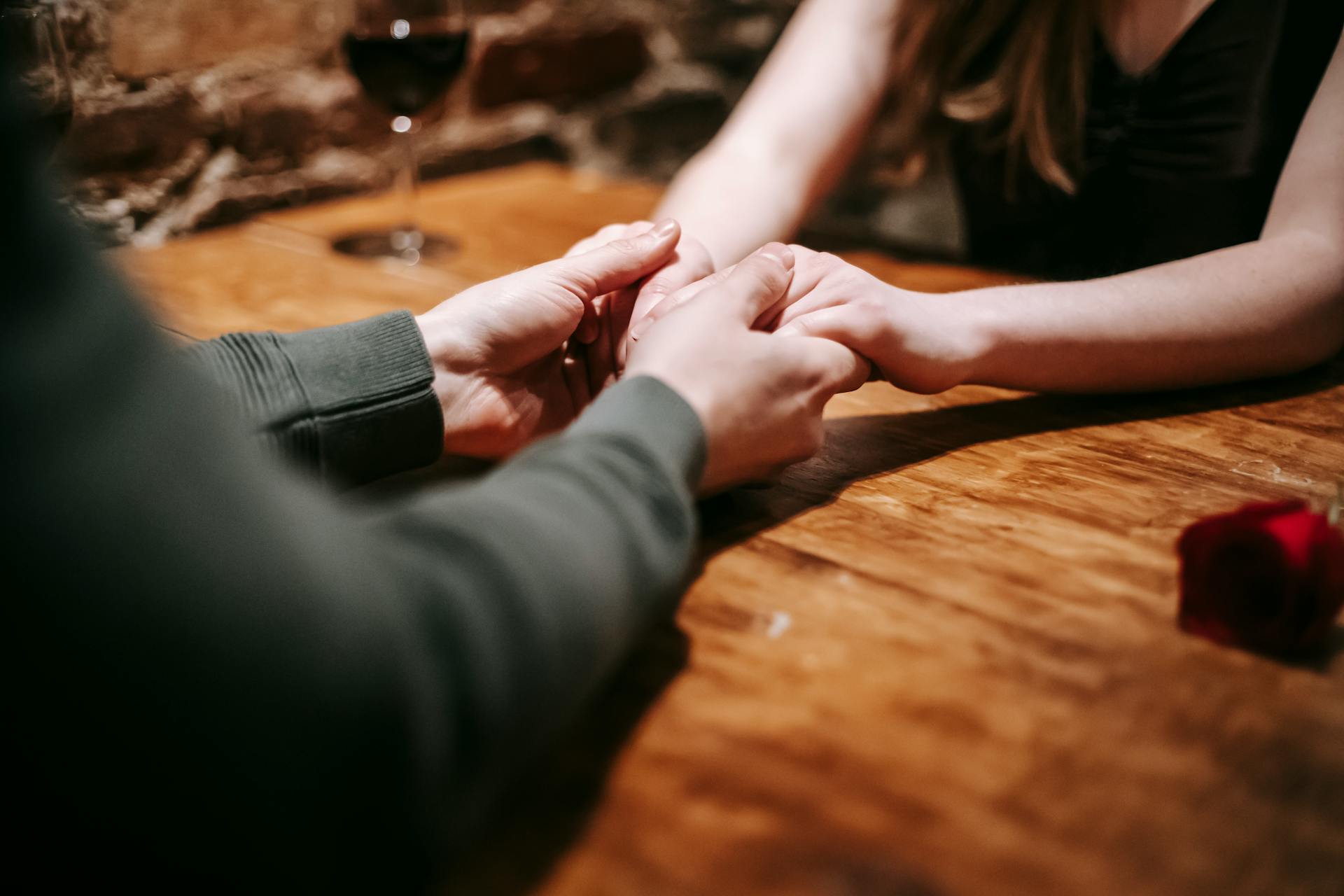 A couple holding hands on a date | Source: Pexels