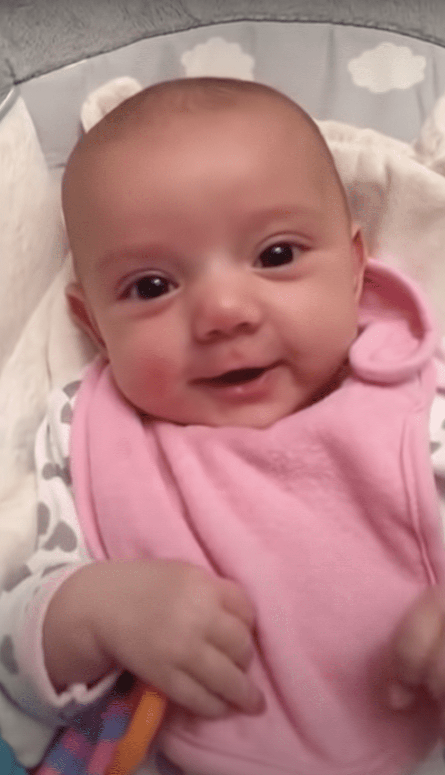 El bebé le devuelve la sonrisa a su mamá. | Foto: YouTube.com/Rumble Viral