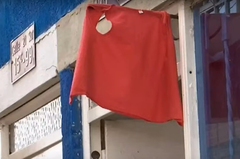 Bandera roja afuera de una vivienda en Soacha.| Foto: Youtube/PrimerImpacto