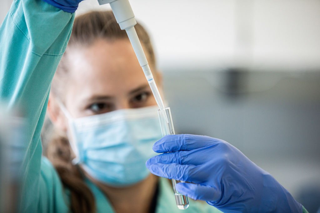 Técnico de laboratorio trabajando en la vacuna contra el coronavirus, agosto de 2020. | Foto: Getty Images
