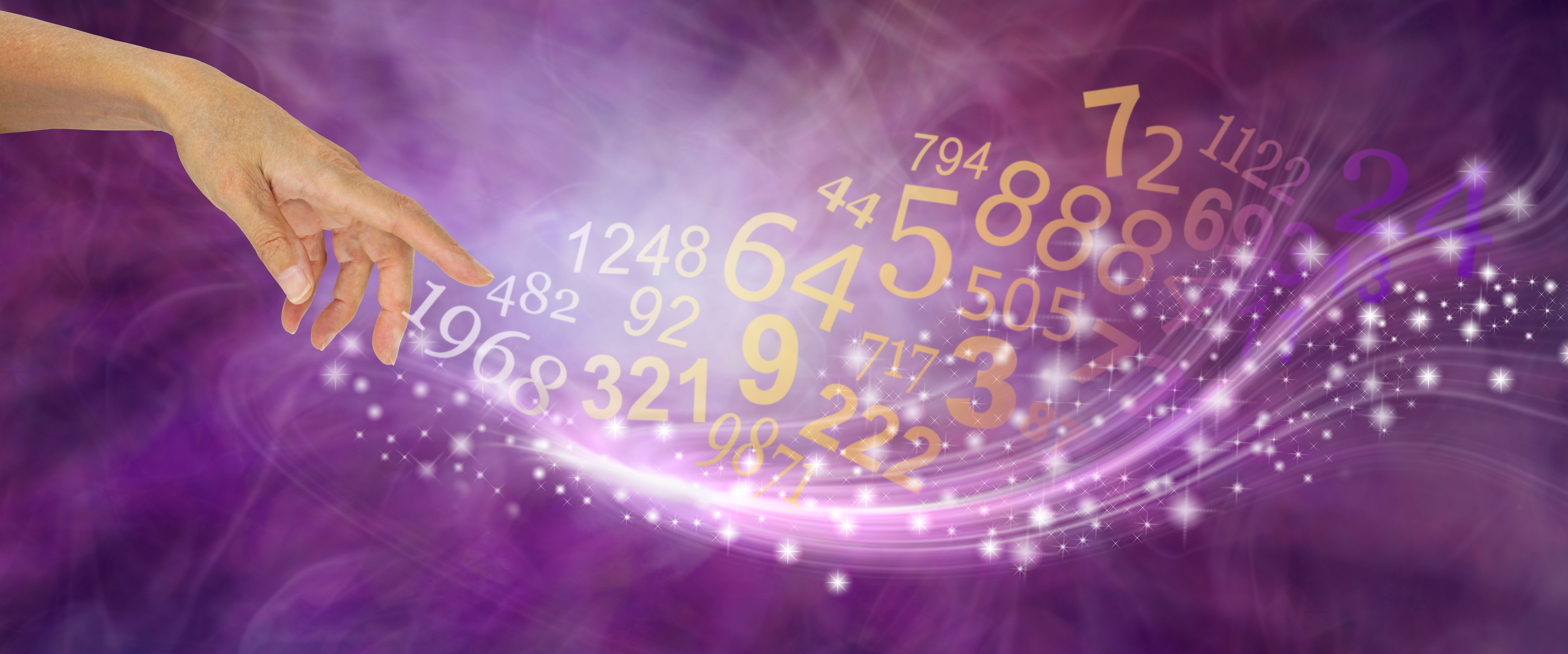 Mano femenina creando especie de destellos y un flujo de números aleatorios sobre un fondo de formación de energía púrpura. | Imagen: Shutterstock