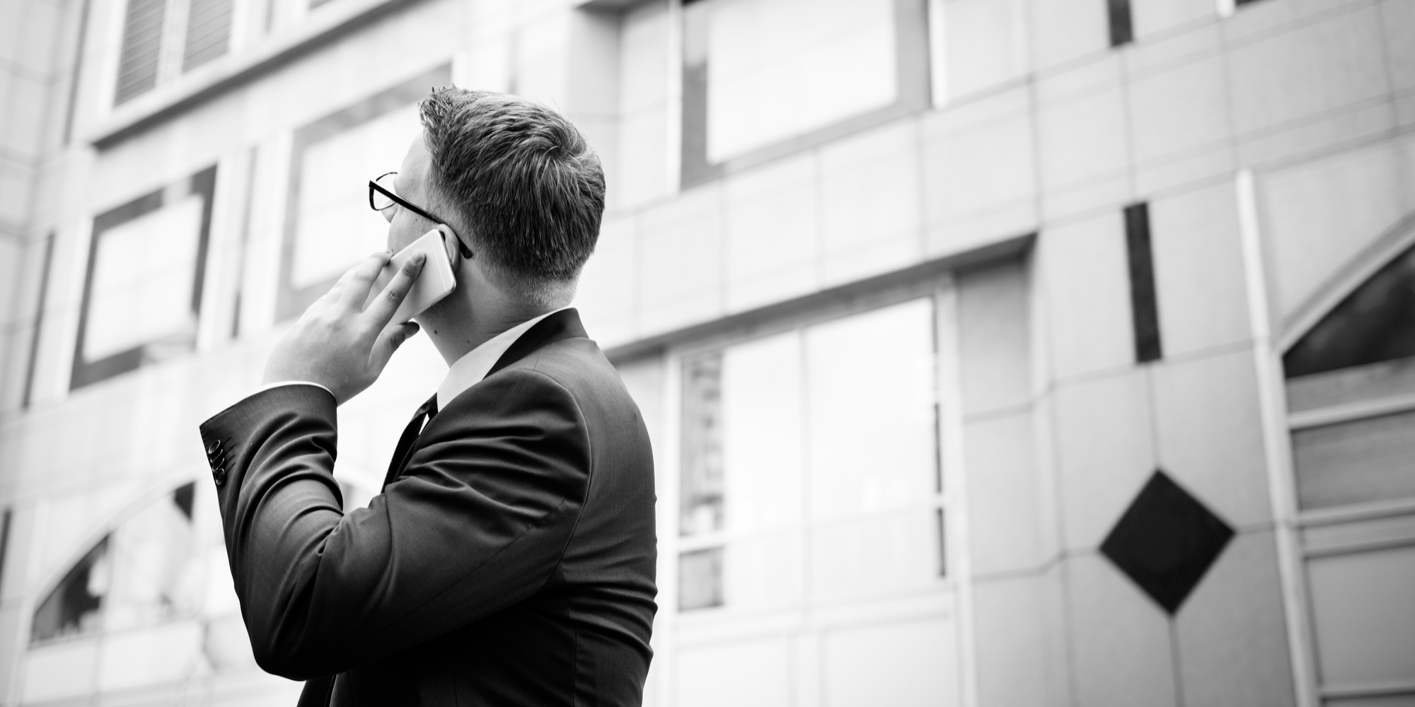 A man talking on the phone | Source: Freepik