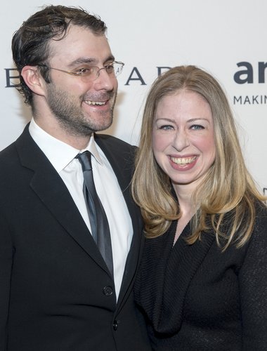 Marc Mezvinsky y Chelsea Clinton asisten a la Gala de Nueva York 2014 en Cipriani Wall Street el 5 de febrero de 2014 en la ciudad de Nueva York. Fuente: GettyImages