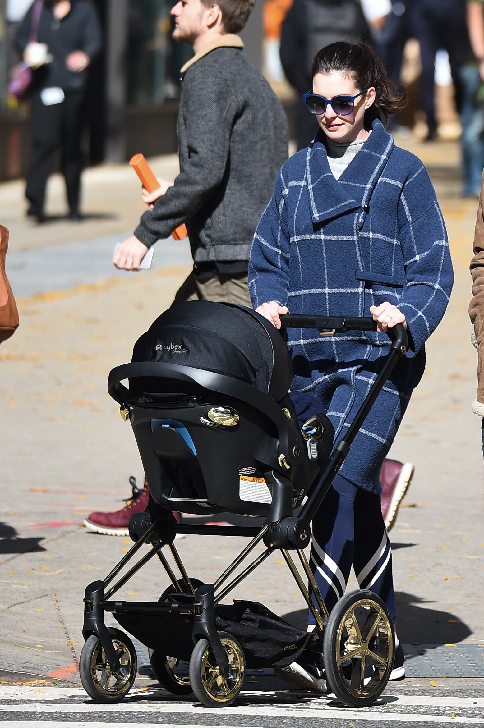 Anne Hathaway is seen walking with her son, Jonathan Rosebanks, in Midtown on October 24, 2016, in New York City | Source: Getty Images