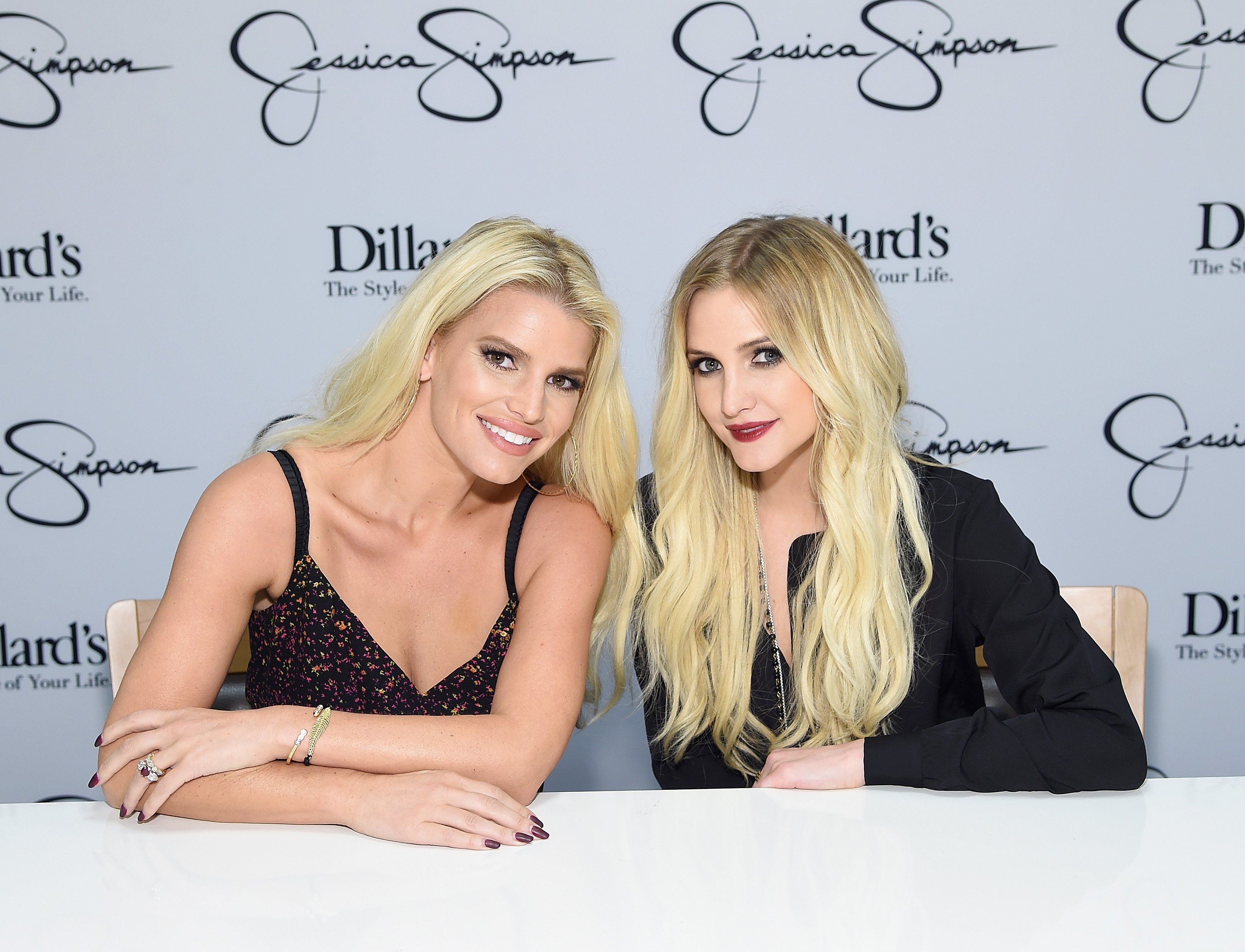 Jessica Simpson with sister Ashlee Simpson-Ross during a 2014 in-store event in a mall in Atlanta. | Photo: Getty Images