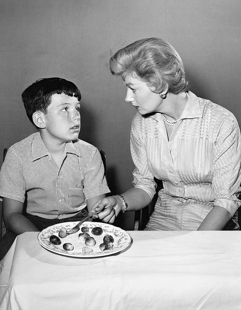 LEAVE IT TO BEAVER -  A Young Jerry Mathers on set with Barbara Billingsley | Photo : Getty Images)