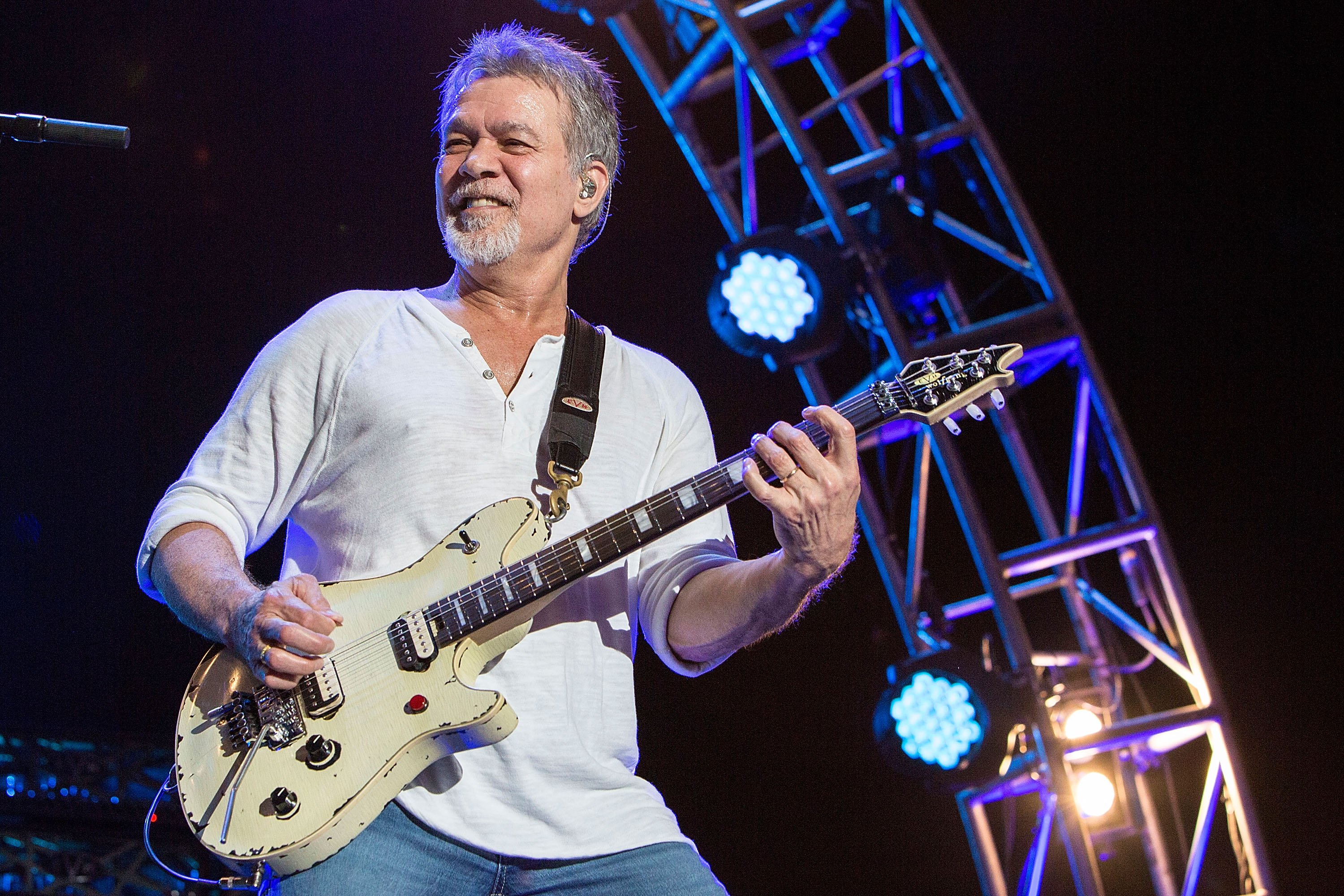 Eddie Van Halen rocking out in concert in Chula Vista, September, 2015. | Photo: Getty Images. 