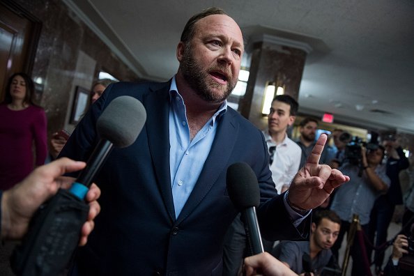 Alex Jones of Infowars, conducts a news conference outside a Senate (Select) Intelligence Committee hearing | Photo: Getty Images