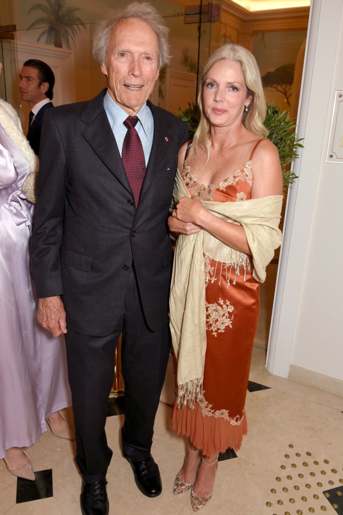Clint Eastwood mit Freundin Christina Sandera im Hotel du Cap-Eden-Roc am 20. Mai 2017 in Frankreich | Quelle: Getty Images
