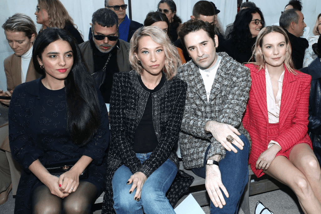 PARIS, FRANCE - 21 JANVIER : (G-D) Hafsia Herzi, Laura Smet, Nicolas Maury et Ana Girardot assistent au défilé de Haute Couture Chanel Printemps/Eté 2020 dans le cadre de la Fashion Week de Paris le 21 janvier 2020 à Paris, France. | Photo : Getty Images PARIS, FRANCE - 21 JANVIER : (G-D) Hafsia Herzi, Laura Smet, Nicolas Maury et Ana Girardot assistent au défilé de Haute Couture Chanel Printemps/Eté 2020 dans le cadre de la Fashion Week de Paris le 21 janvier 2020 à Paris, France. | Photo : Getty Images