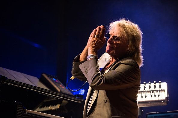 Le chanteur Christophe en concert live dans le cadre du festival 'Voix de Fête' le 9 mars 2015.| Photo : Getty Images.