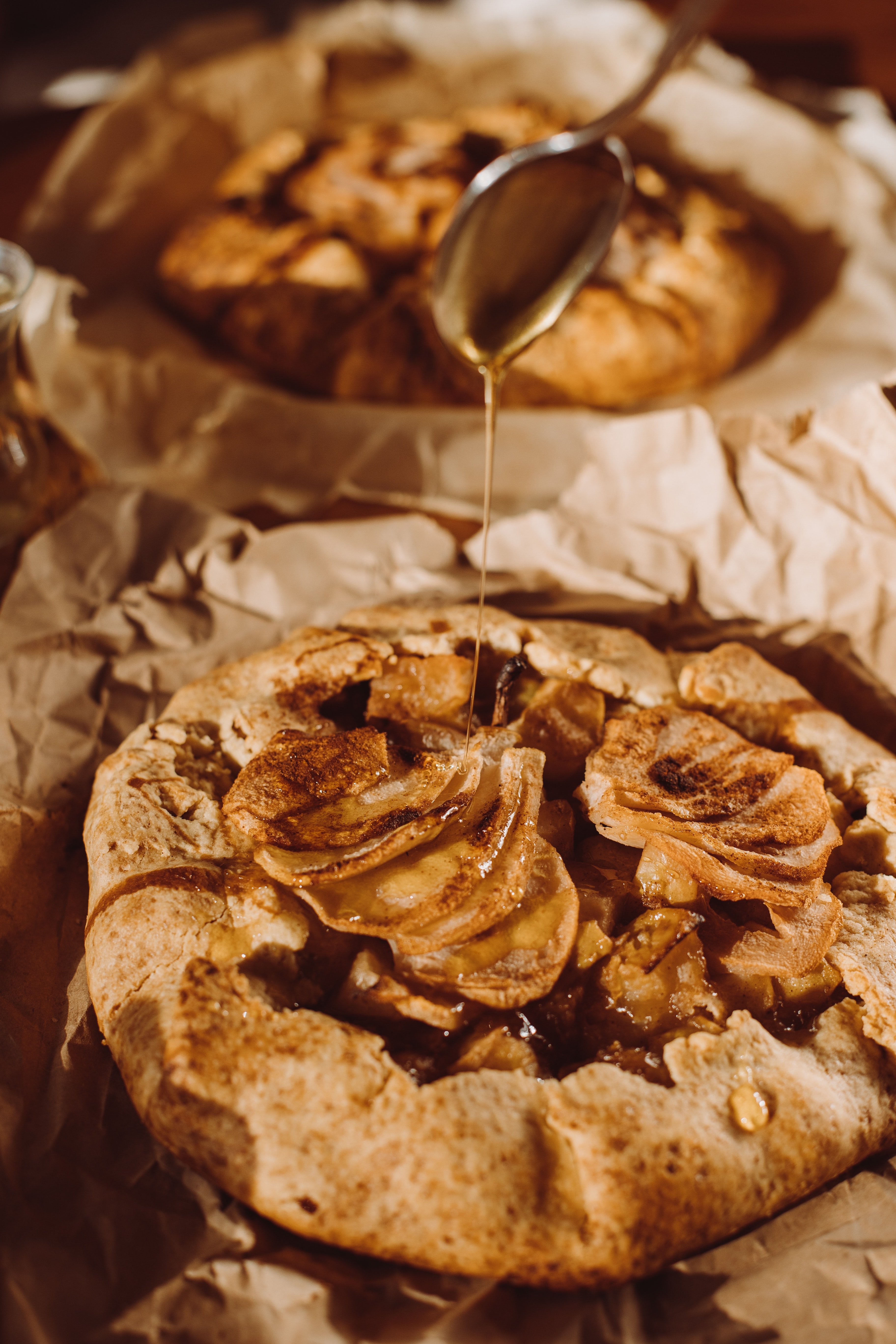 Catherine was teaching Arnold how to make her famous apple pie. | Source: Pexels