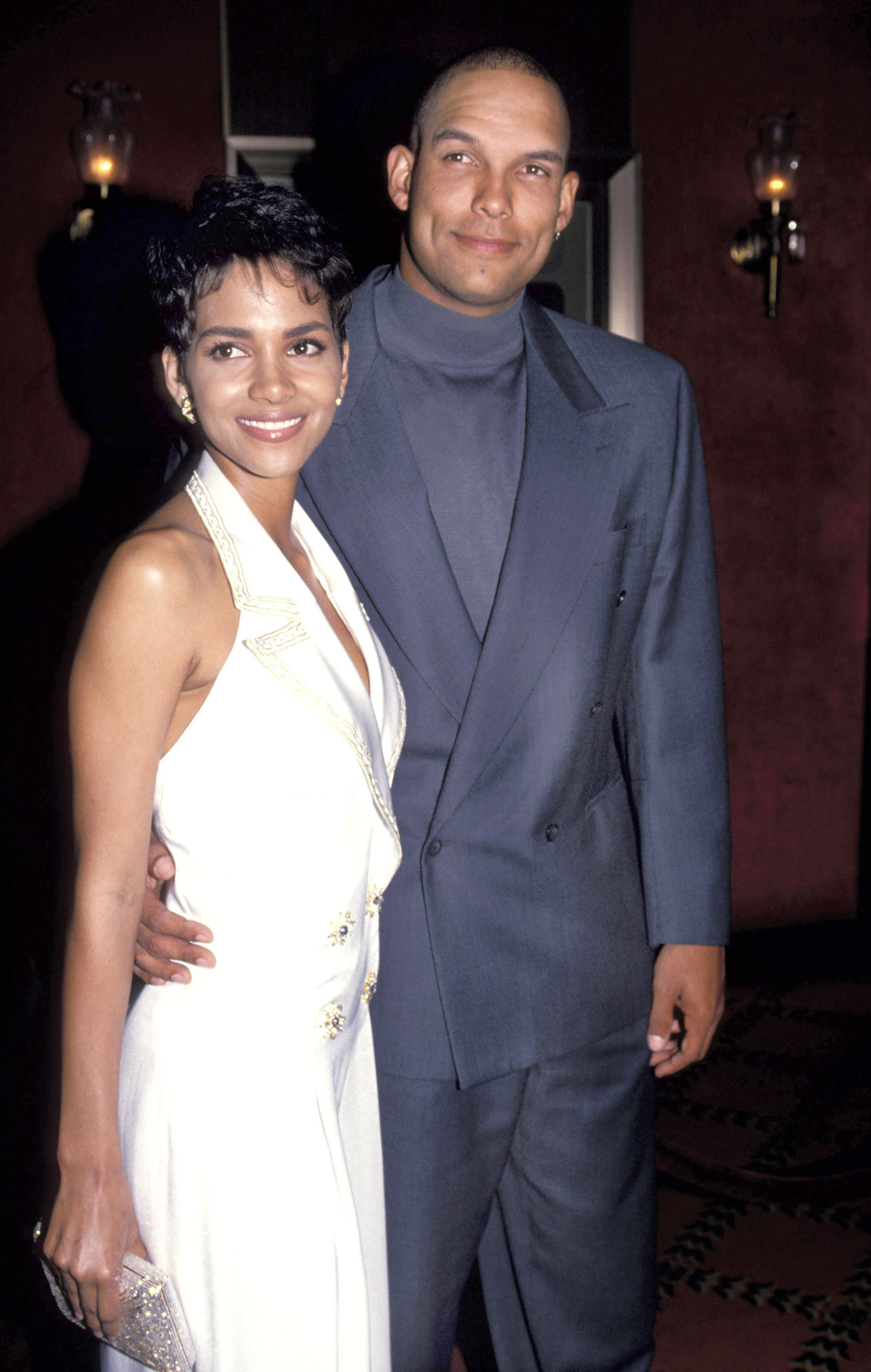Halle Berry and David Justice pose together at an event in Beverly Hills, California, in 1995 | Source: Getty Images