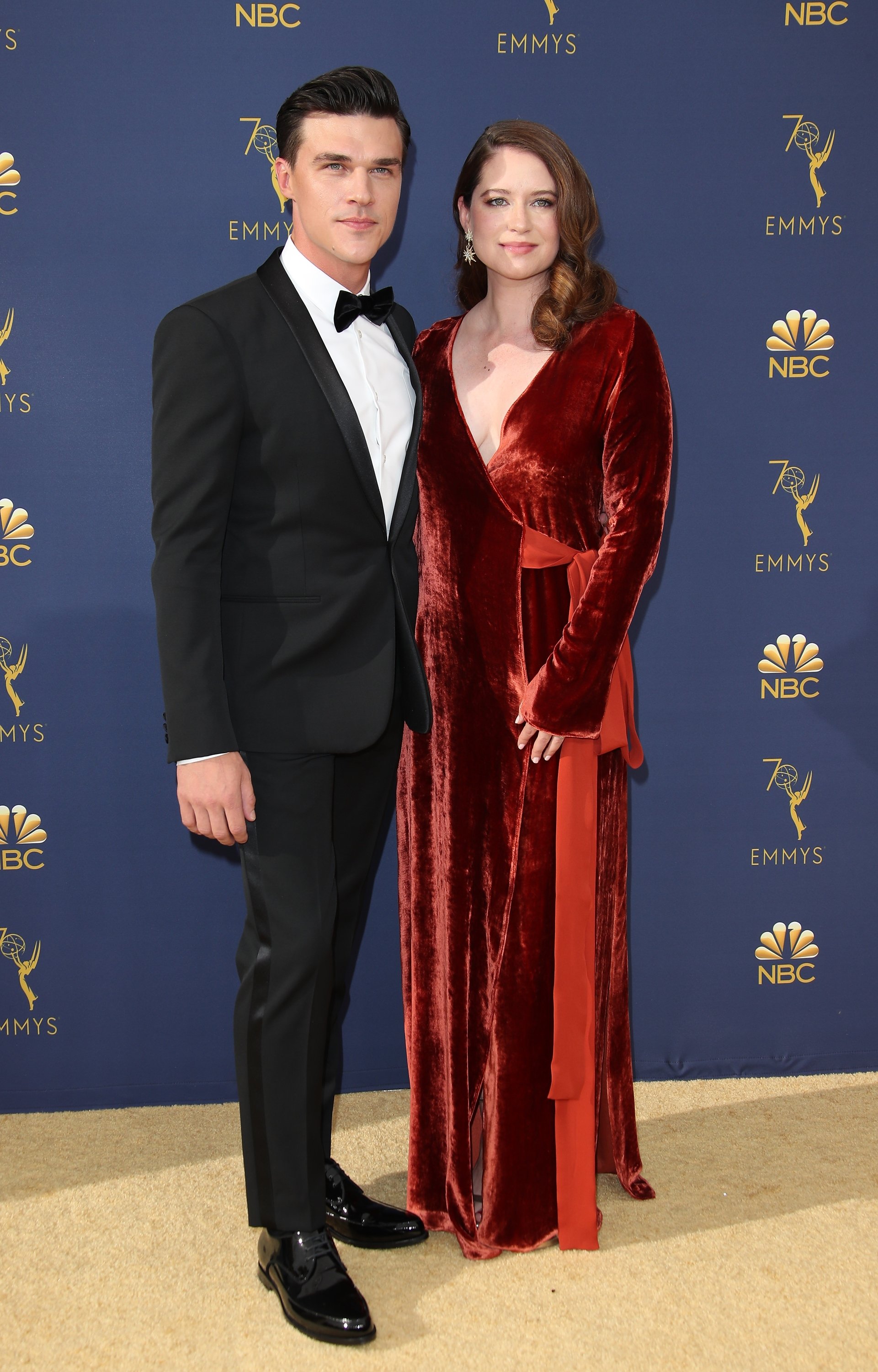 Finn Wittrock and Sarah Roberts attend the 70th Emmy Awards on September 17, 2018, in California | Source: Getty Images  