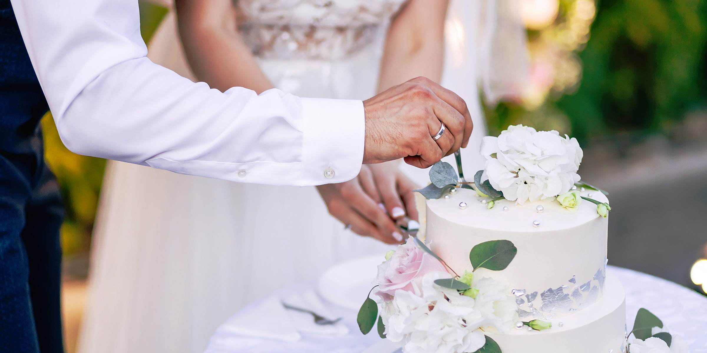 A couple enjoying their wedding cake | Source: Shutterstock
