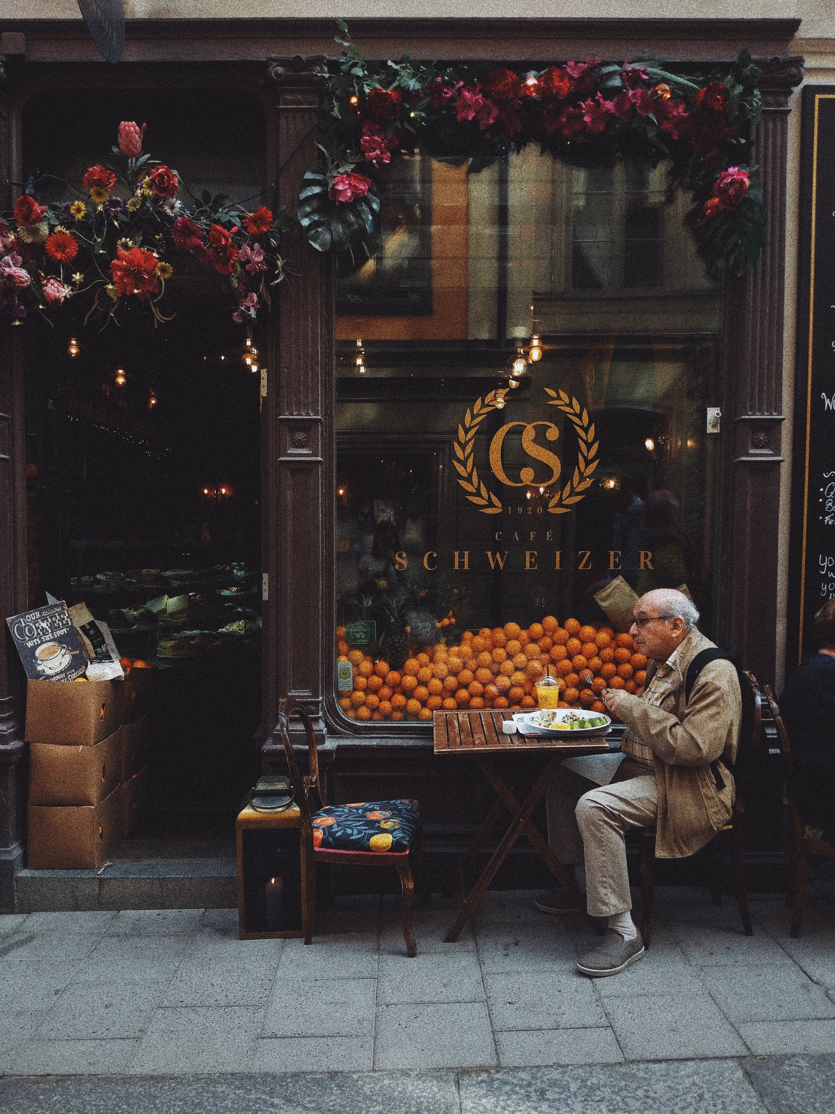 An old man sitting in front of a supermarket | Photo: Pexels