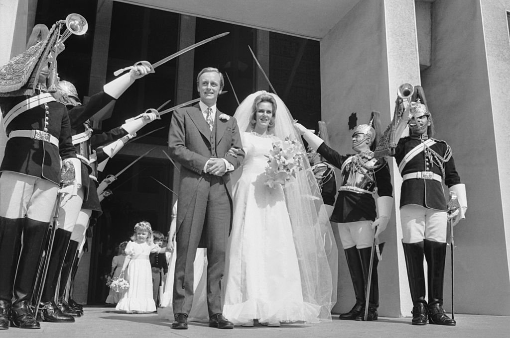 Camilla Shand y Andrew Parker Bowles durante su boda en la Capilla de los Guardias, el Cuartel de Wellington, el 4 de julio de 1973. | Foto: Getty Images