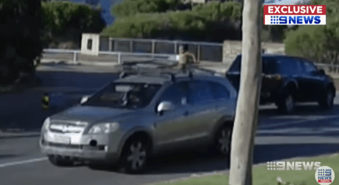 Niño montado en el techo de un carro. | Imagen tomada de:YouTube/ Nine News Perth Niño montado en el techo de un carro. | Imagen tomada de:YouTube/ Nine News Perth