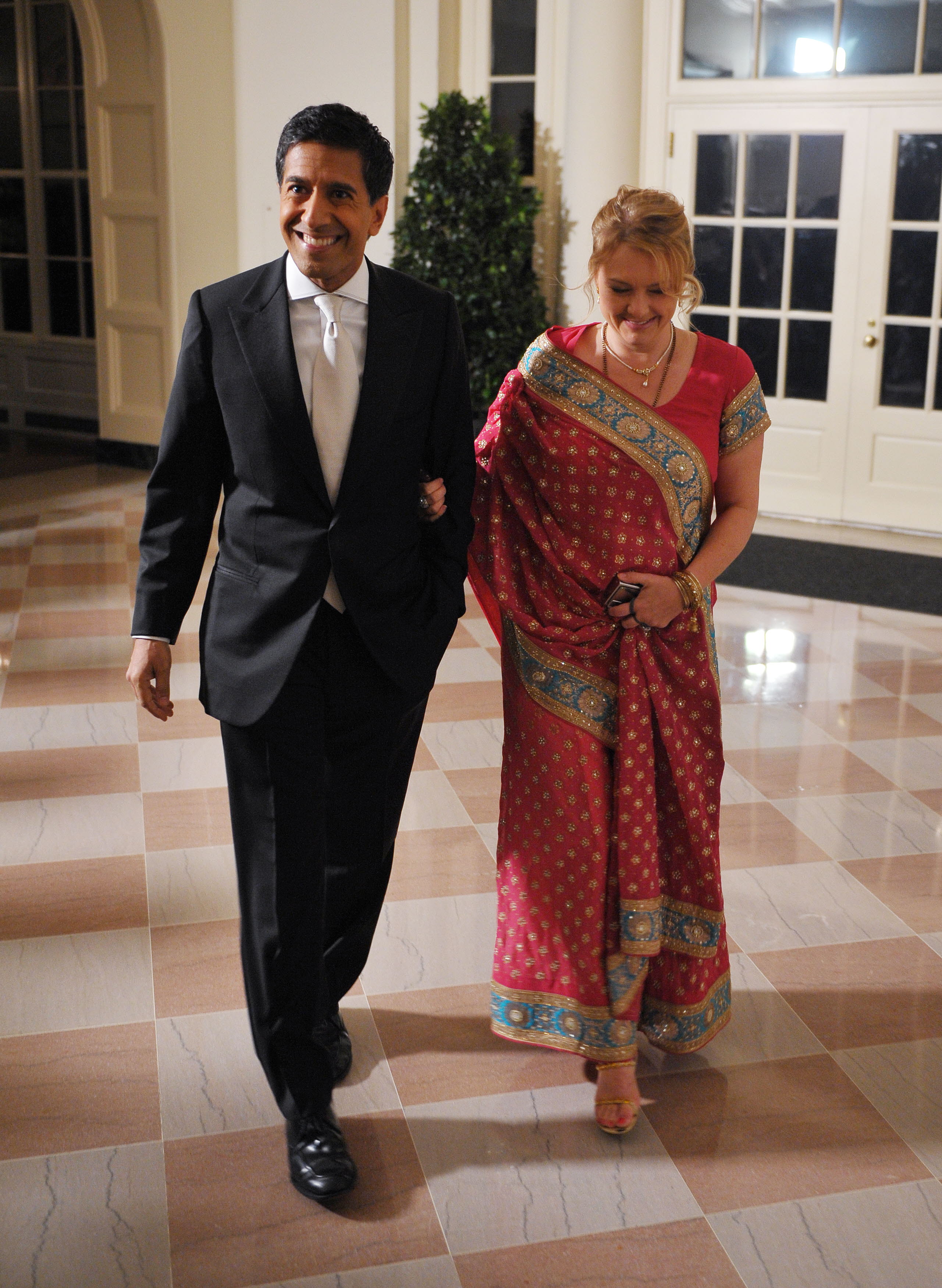 Sanjay Gupta and his wife Rebecca Olson Gupta on November 24, 2009, at the Booksellers area of the White House in Washington. | Source: Getty Images
