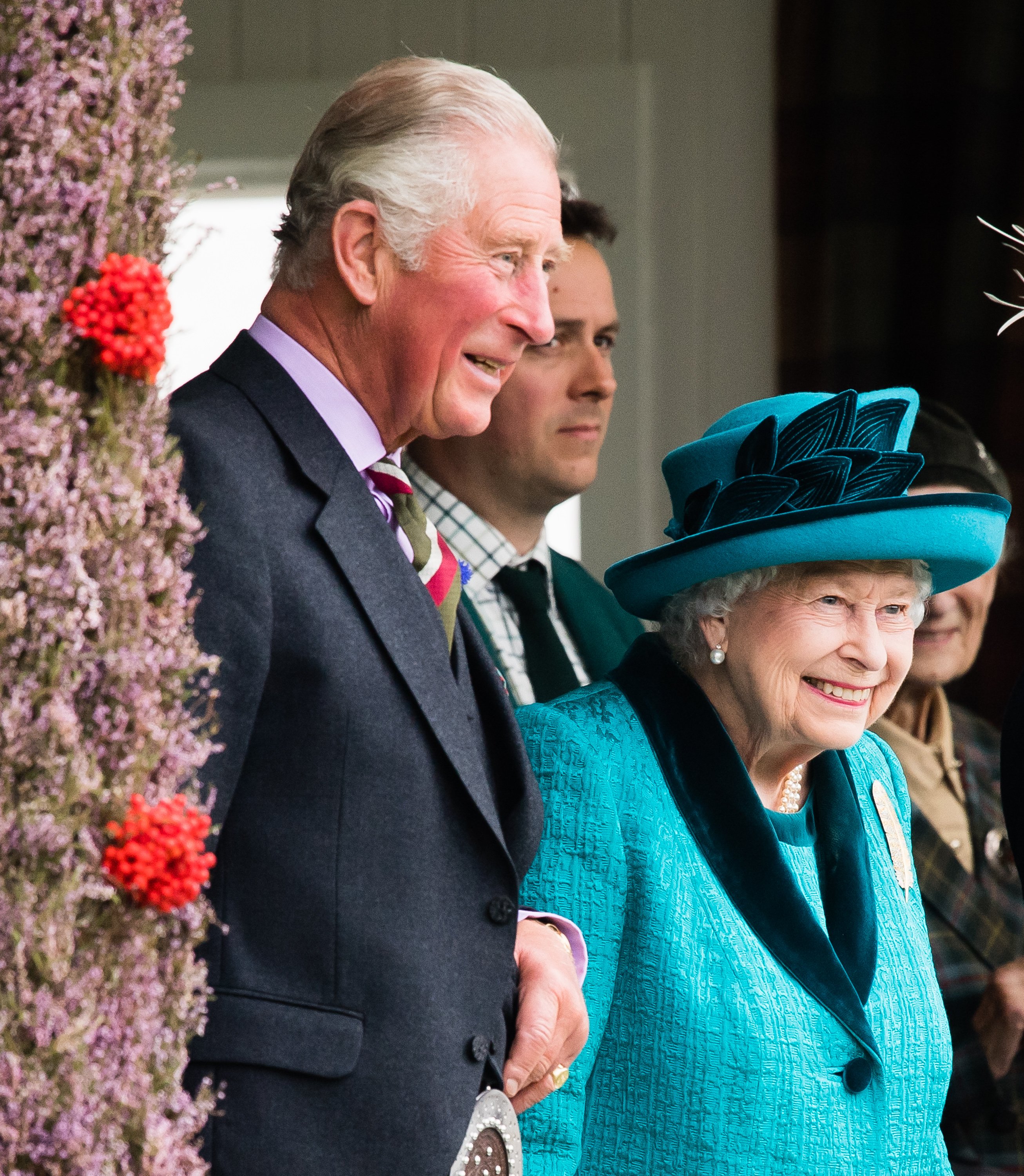 Prinz Charles, Prinz von Wales und Königin Elizabeth II. nehmen am Braemar Highland Gathering 2018 im Princess Royal and Duke of Fife Memorial Park am 1. September 2018 in Braemar, Schottland, teil | Quelle: Getty Images