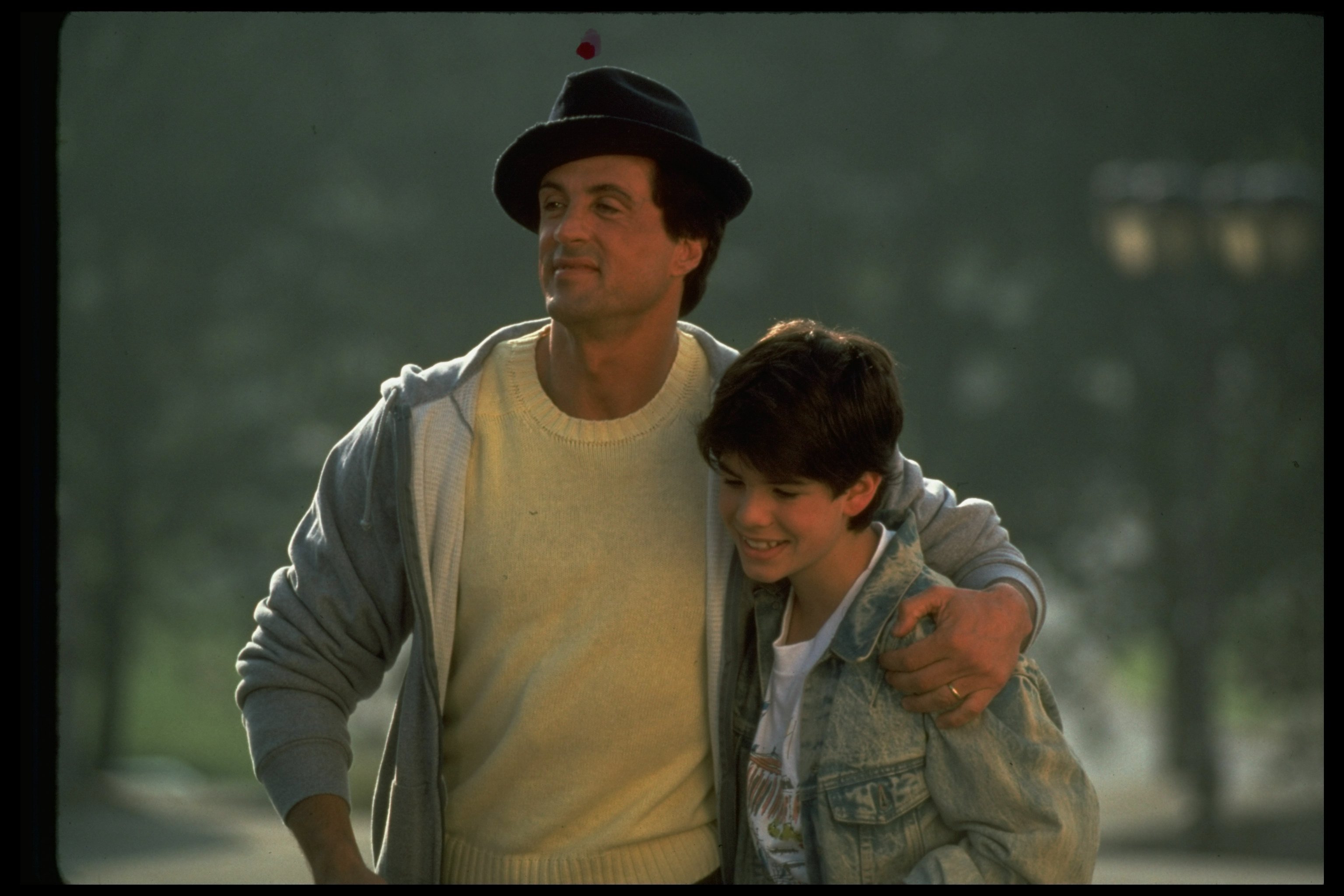 Schauspieler Sylvester Stallone mit seinem Sohn Sage Stallone während einer Szene im Film "Rocky V" am 1. Januar 1990 ┃Quelle: Getty Images