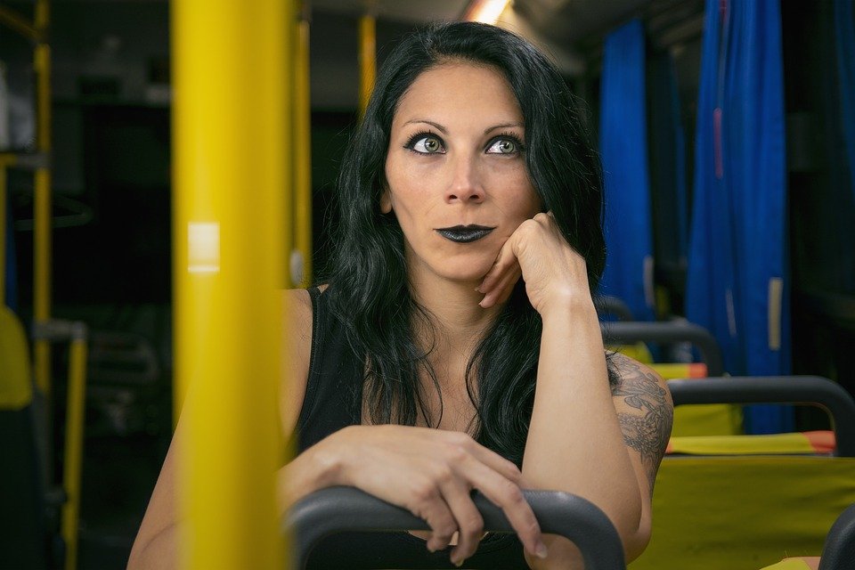 Mujer con gesto serio sentada en la silla de un autobús. | Foto: Pixabay Mujer con gesto serio sentada en la silla de un autobús. | Foto: Pixabay
