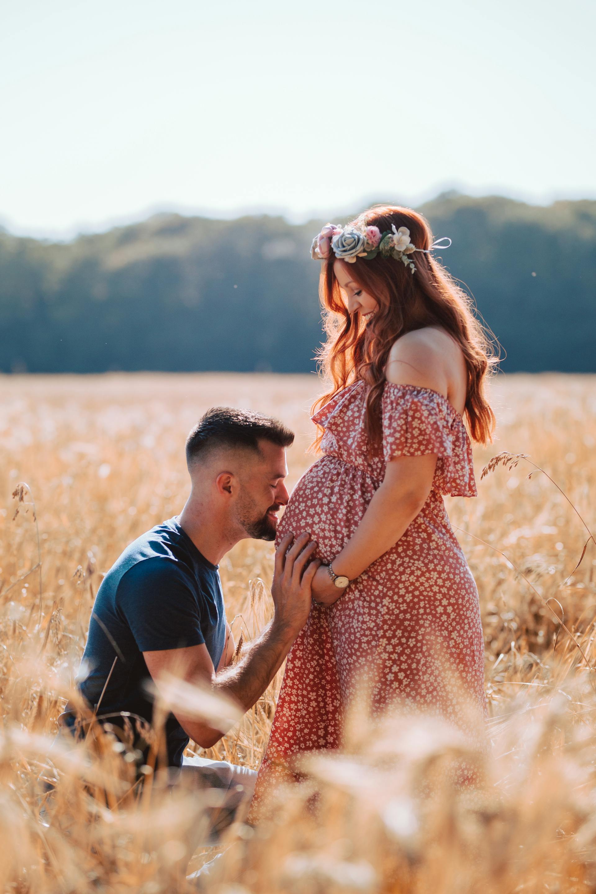 A man kissing his pregnant wife's baby bump | Source: Pexels
