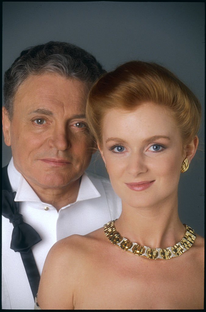 Le présentateur de télévision français Jacques Martin pose avec sa femme Céline. | Photo : Getty Images