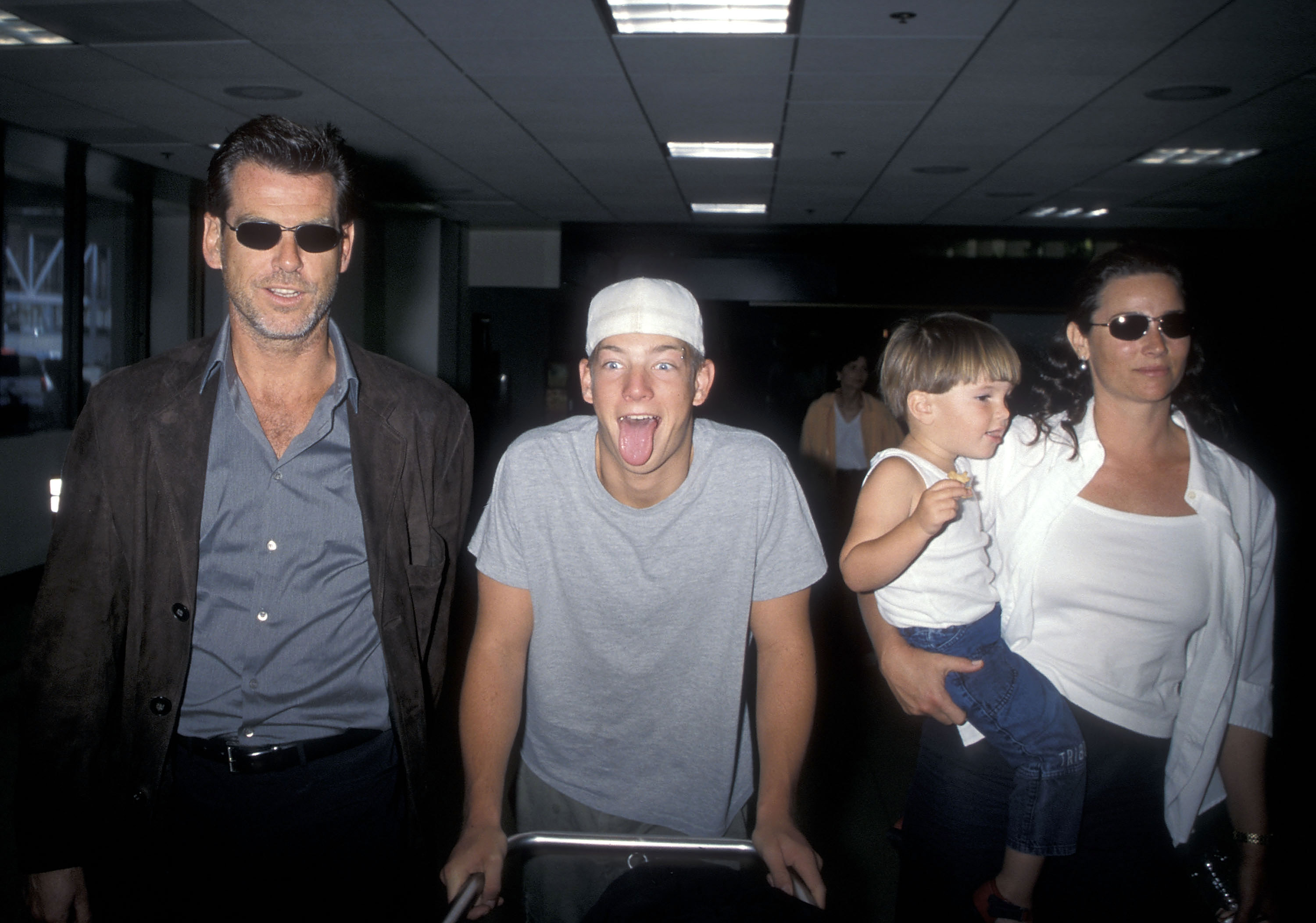 Actor Pierce Brosnan, girlfriend Keely Shaye Smith, son Sean Brosnan and Dylan Brosnan on July 29, 1999, at the Los Angeles International Airport in Los Angeles, California. | Source: Getty Images