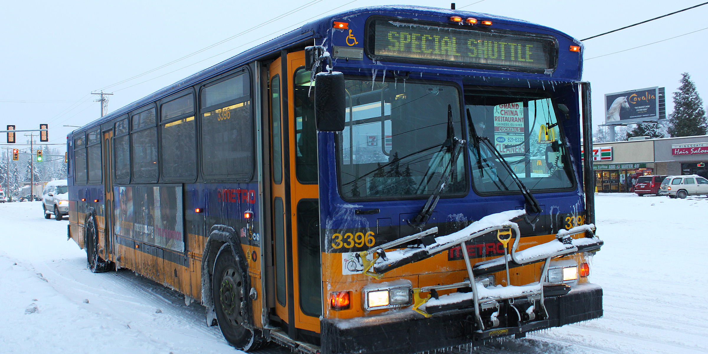 A bus on a snowy street | Source: Flickr