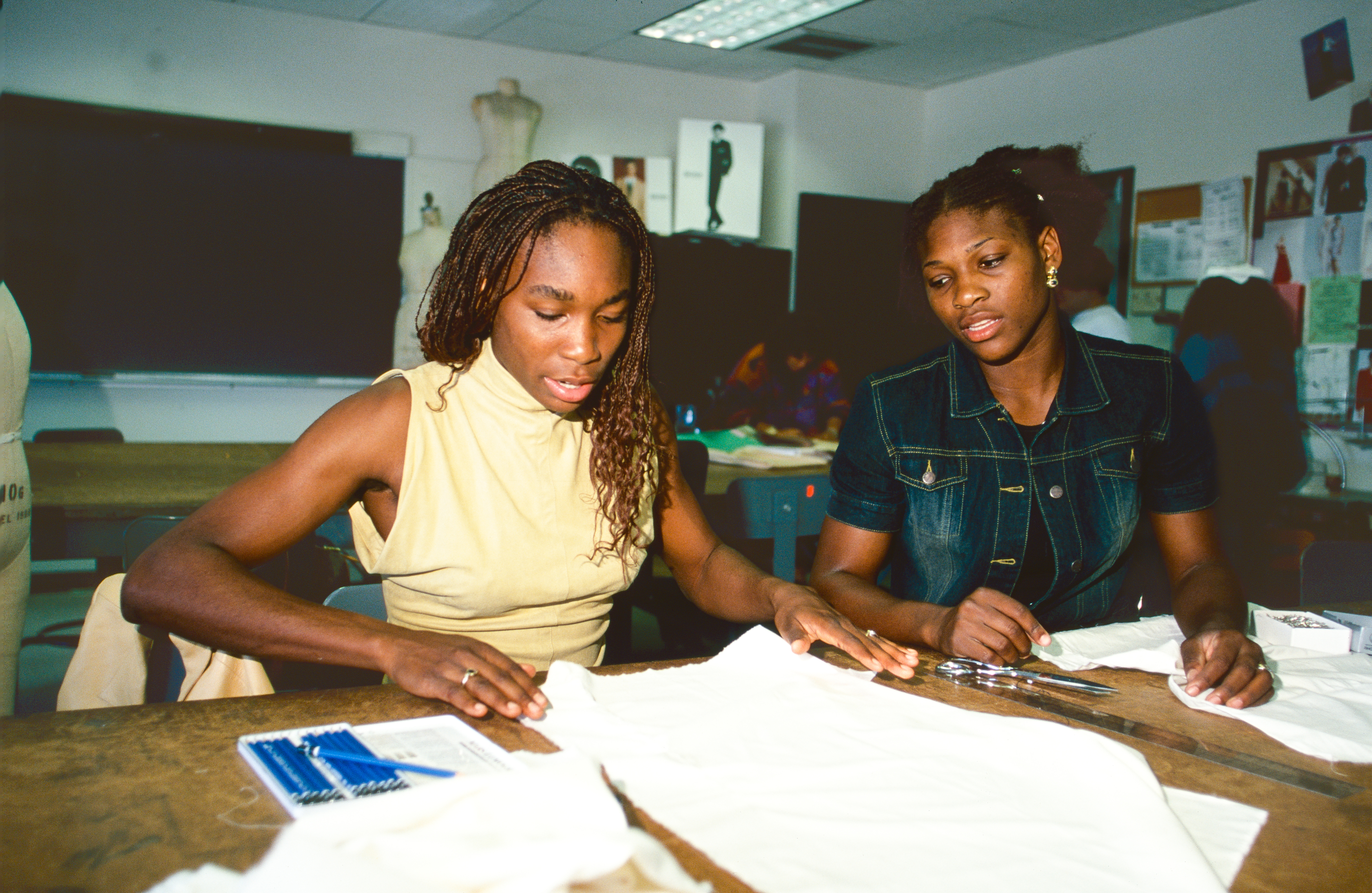 Venus and Serena Williams at the Art Institute of Fort Lauderdale on March 05, 2000. | Source: Getty Images