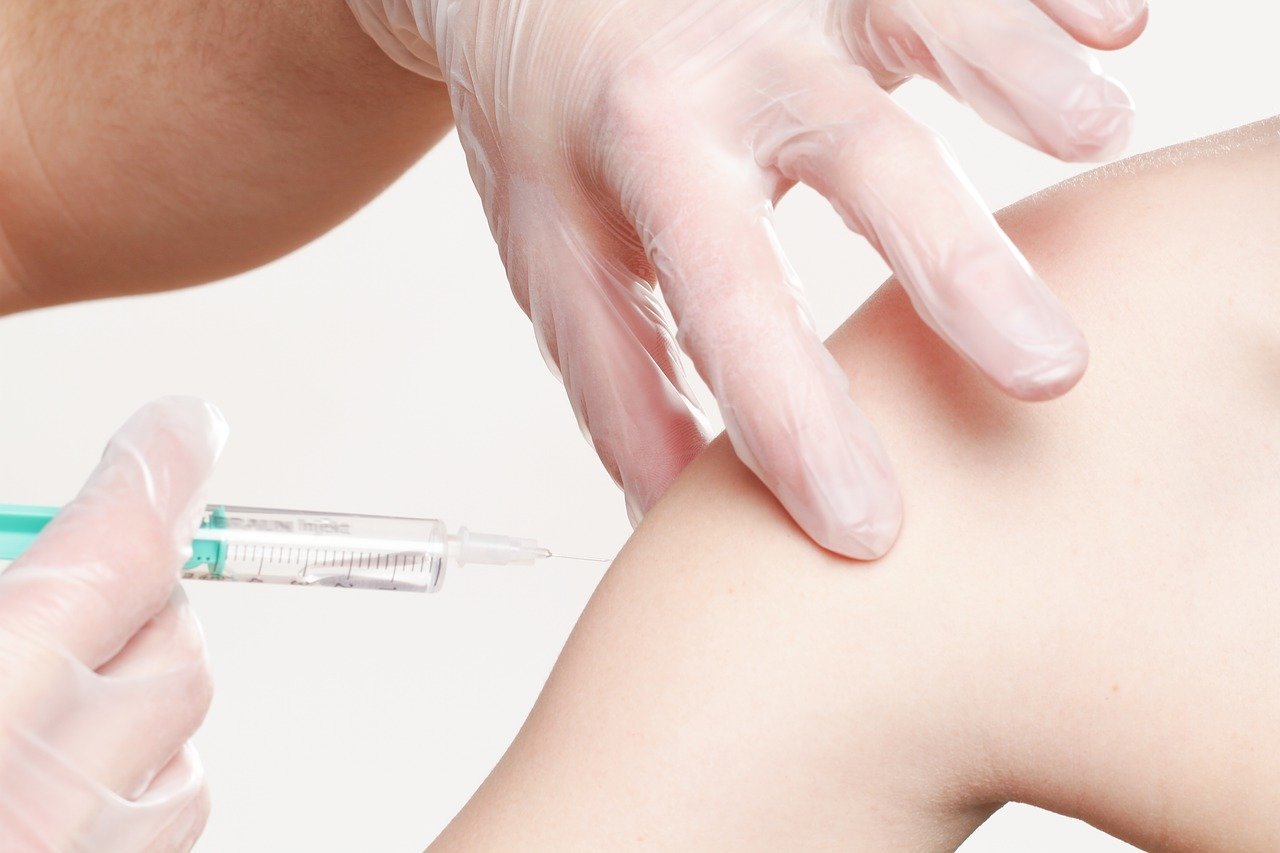 Persona recibiendo una vacuna en el brazo. | Foto: Pixabay